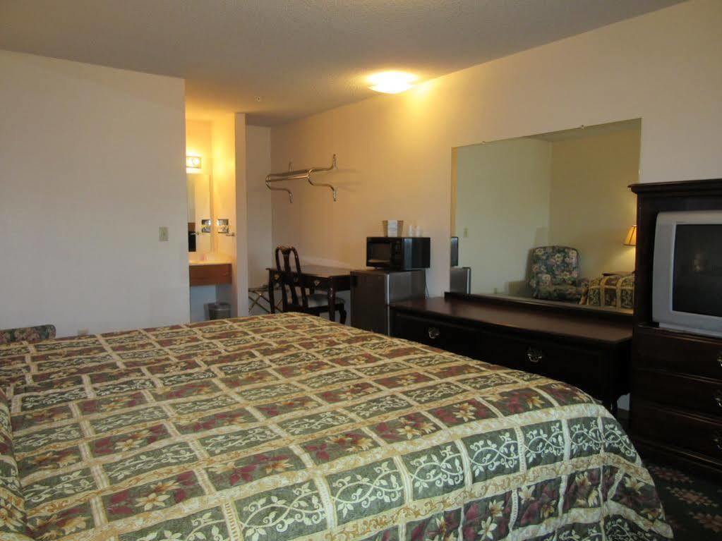 Western Holiday Motel Wichita Bagian luar foto