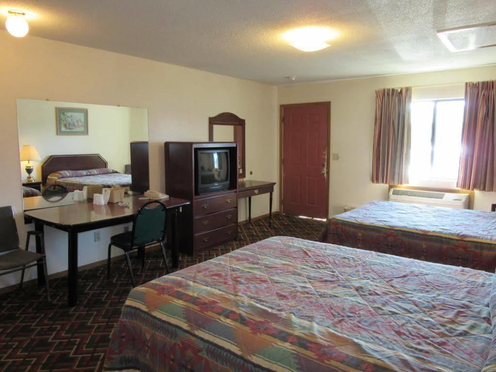 Western Holiday Motel Wichita Bagian luar foto